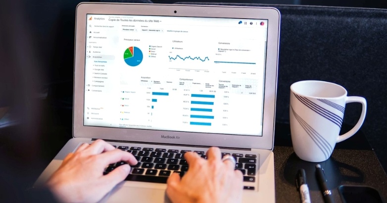 Diagram illustrating how to utilize Google Analytics to boost hotel branding and manage brand metrics.
