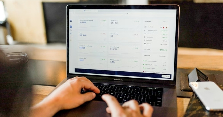 Visual analytics with a focus on measuring ROI for hotel Instagram marketing.